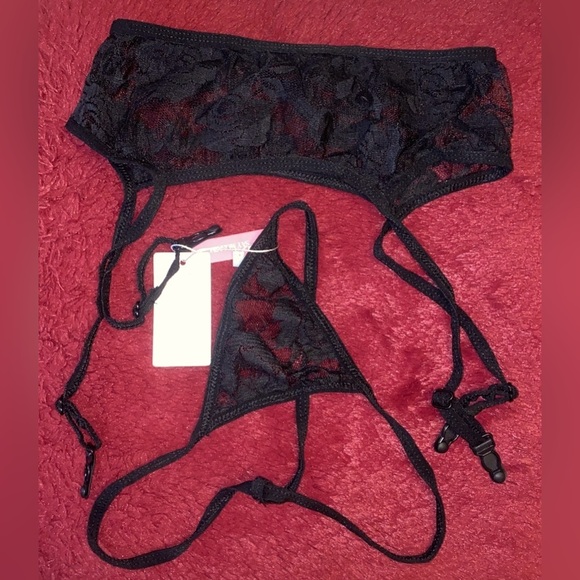 Red and Black Lace Garter Belt Set - Picture 5 of 6